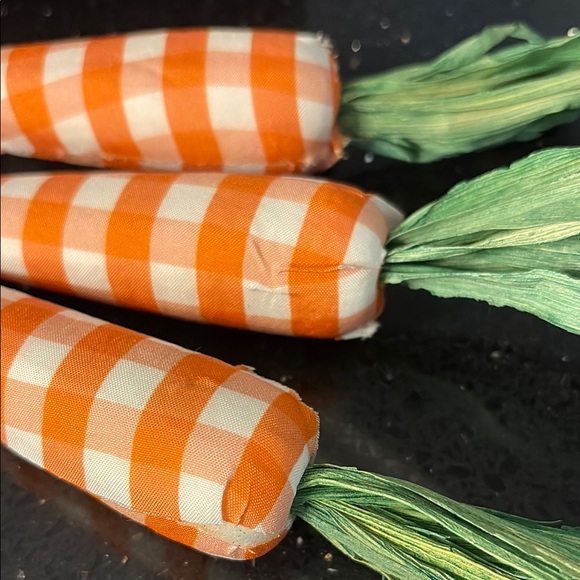 NWT Farm Fresh Easter Bunny Carrot Sign & 3 Orange Gingham Checked Carrots - Picture 7 of 10